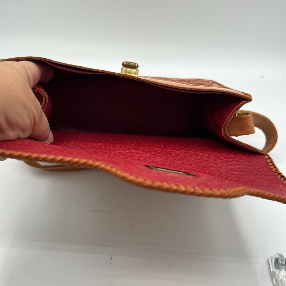 Hand tooled leather handbag. - Picture 5 of 9
